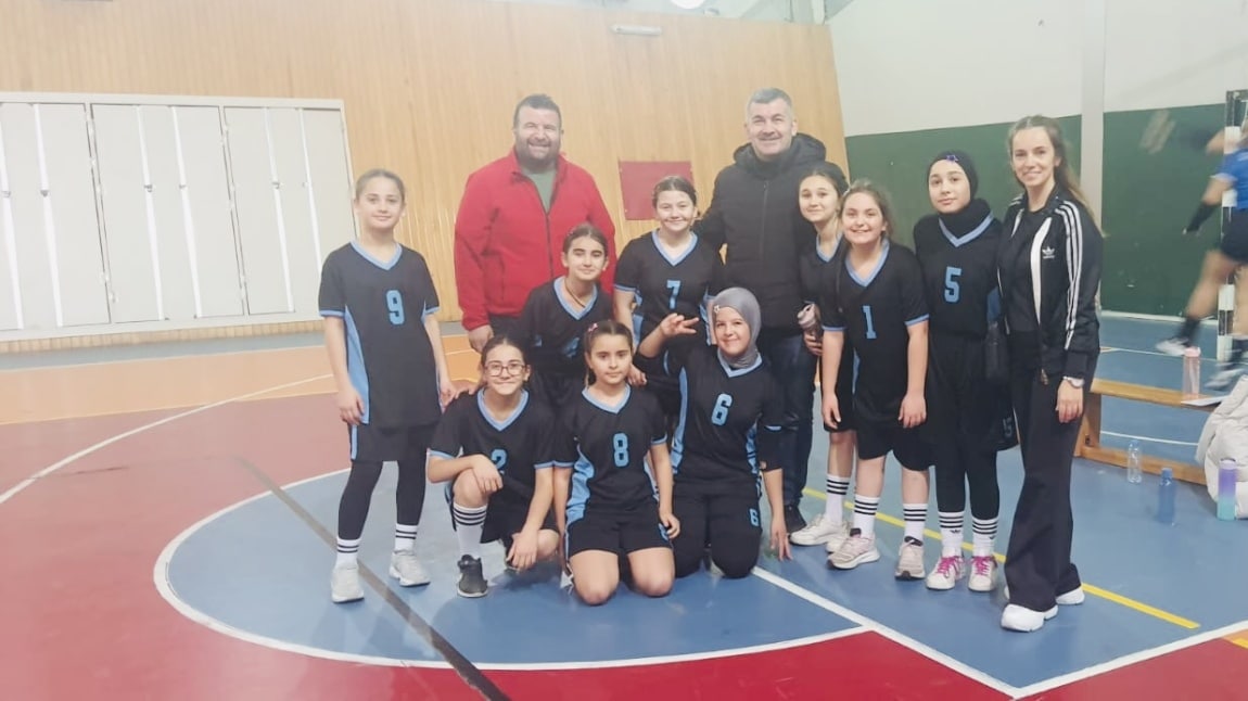 Küçük Kızlar Voleybol Takımımız İlçe Birincisi Oldu